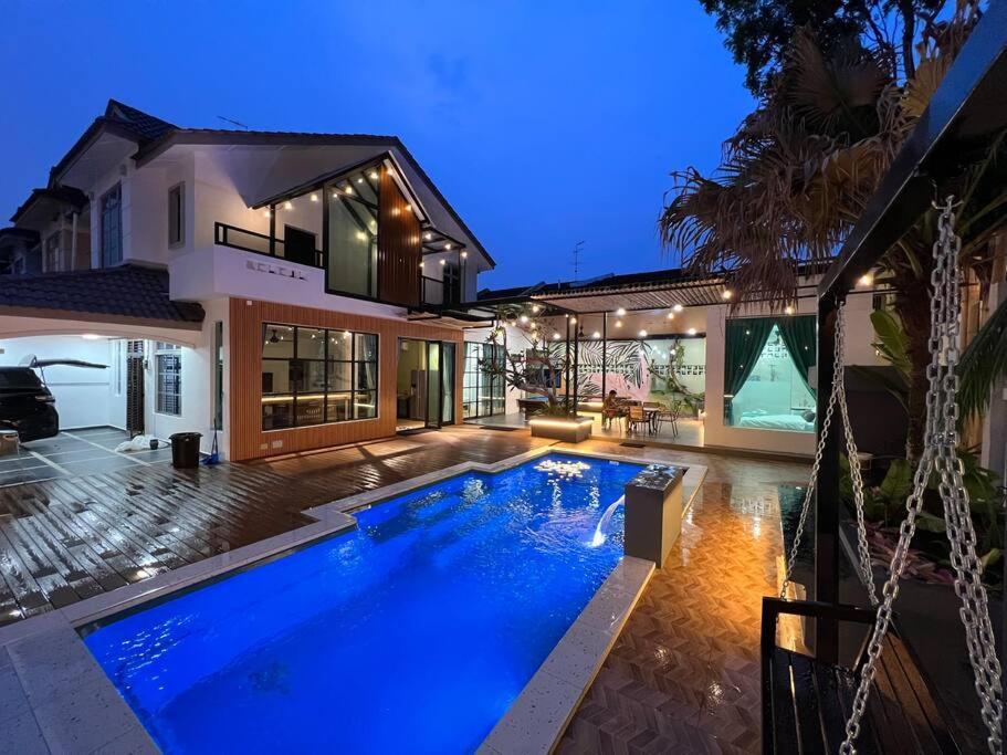 Rumah liburan The Viista Retreat 6 Bedrooms With Private Pool Johor Bahru