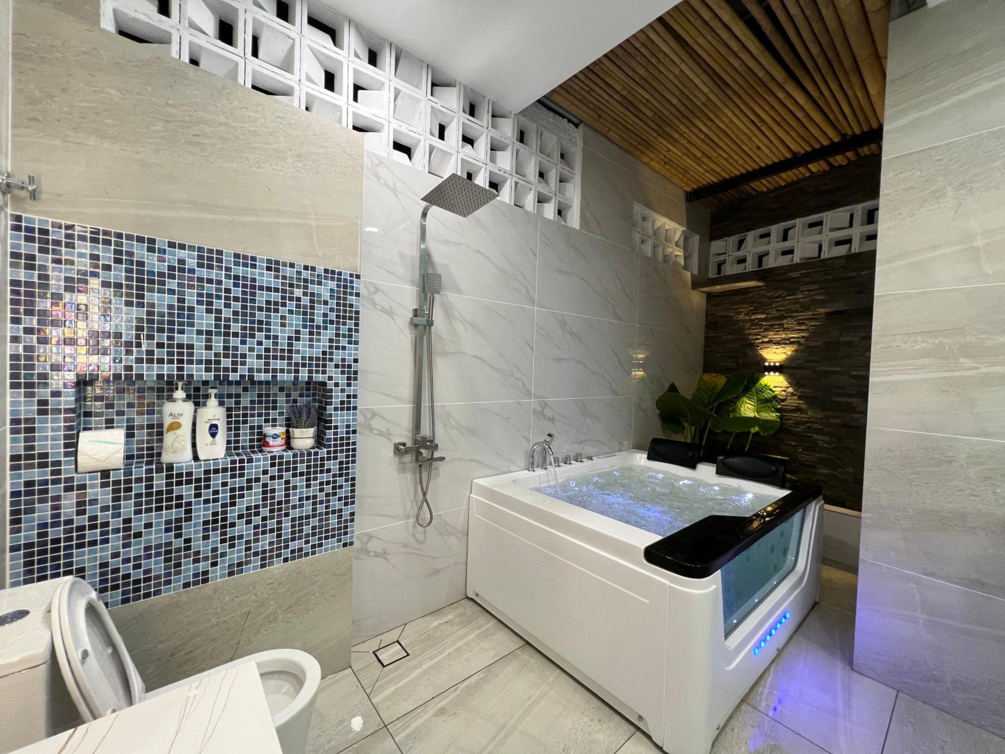 Rumah liburan The Viista Retreat 6 Bedrooms With Private Pool *